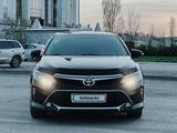 Toyota Camry 2018 года за 13 500 000 тг. в Актобе – фото 2