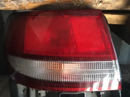 Задний левый фонарь на Toyota CarinaE хэтчбек б. У оригинальный за 40 000 тг. в Алматы