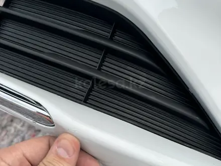 Geely Emgrand Бампер передний в сборе белый цвет в наличии за 120 000 тг. в Алматы – фото 2