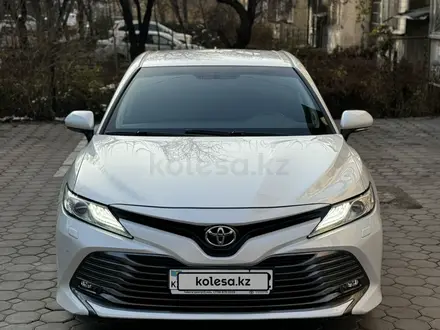 Toyota Camry 2018 года за 14 000 000 тг. в Алматы