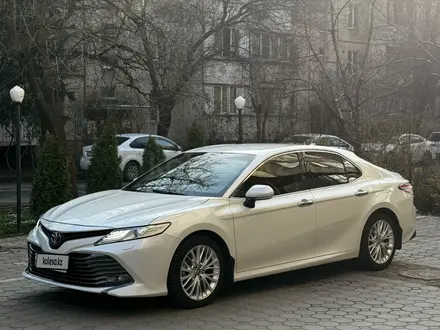 Toyota Camry 2018 года за 14 000 000 тг. в Алматы – фото 2