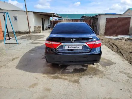 Toyota Camry 2016 года за 11 000 000 тг. в Атырау – фото 2