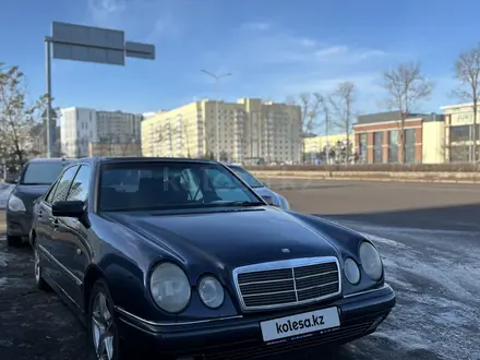 Mercedes-Benz E 230 1997 года за 2 000 000 тг. в Астана – фото 2