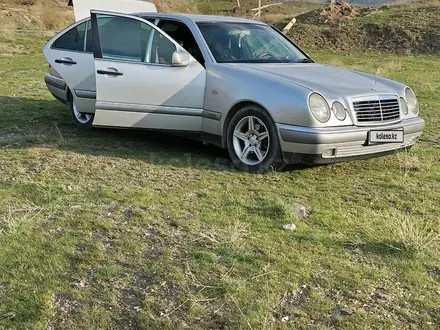 Mercedes-Benz E 230 1996 года за 3 500 000 тг. в Тараз – фото 2