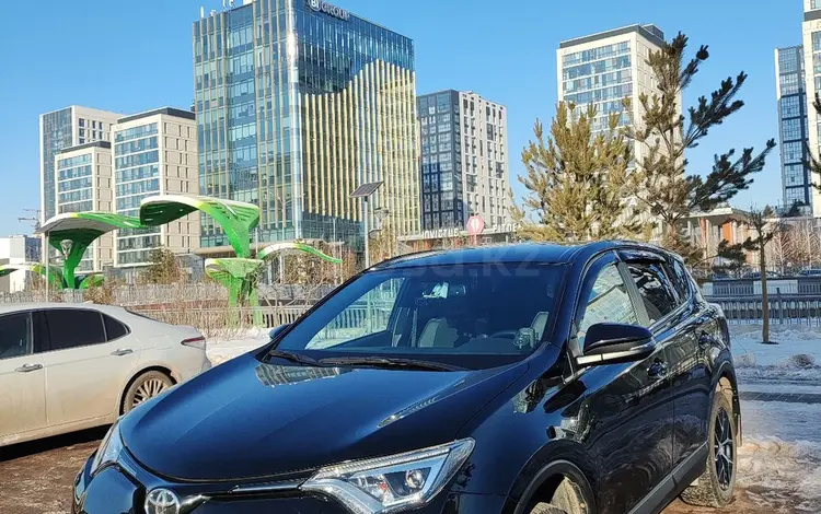 Toyota RAV4 2018 годаfor13 200 000 тг. в Астана