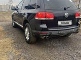 Volkswagen Touareg 2005 года за 2 100 000 тг. в Актобе – фото 3