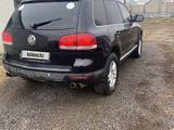 Volkswagen Touareg 2005 года за 2 300 000 тг. в Актобе – фото 4