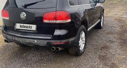 Volkswagen Touareg 2005 года за 2 300 000 тг. в Актобе – фото 4