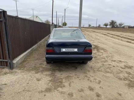 Mercedes-Benz E 220 1991 года за 1 000 000 тг. в Семей – фото 4