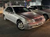 Mercedes-Benz C 180 2001 года за 2 200 000 тг. в Шымкент – фото 2