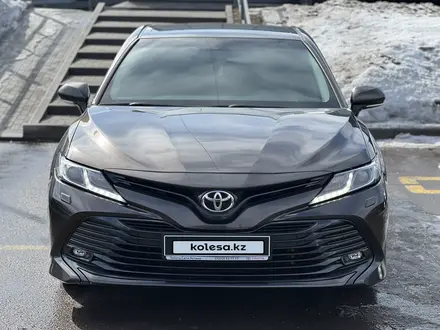 Toyota Camry 2019 года за 12 950 000 тг. в Караганда – фото 2