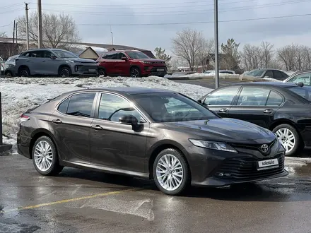 Toyota Camry 2019 года за 12 950 000 тг. в Караганда – фото 3