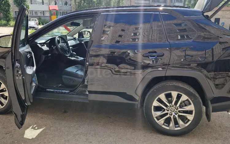 Toyota RAV4 2019 года за 16 350 000 тг. в Астана