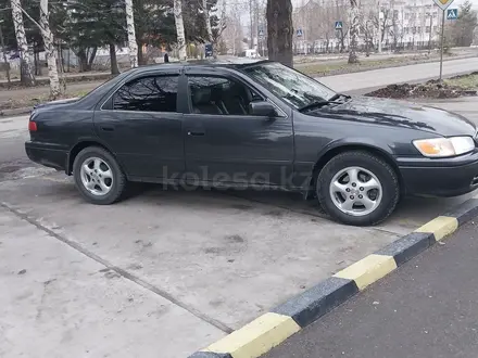 Toyota Camry 2000 года за 3 700 000 тг. в Риддер – фото 2