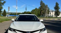 Toyota Camry 2021 года за 14 300 000 тг. в Усть-Каменогорск – фото 2