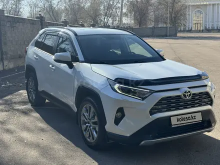 Toyota RAV4 2021 года за 16 500 000 тг. в Алматы