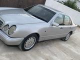 Mercedes-Benz E 230 1995 года за 1 700 000 тг. в Жанаозен – фото 2