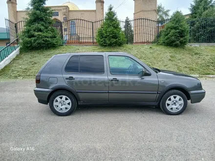 Volkswagen Golf 1997 года за 1 300 000 тг. в Алматы – фото 4
