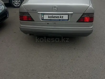 Mercedes-Benz E 320 1995 года за 4 200 000 тг. в Туркестан – фото 2