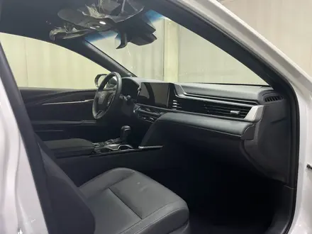 Toyota Camry Luxe eCVT 2026 года за 23 500 000 тг. в Алматы – фото 6