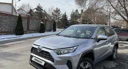 Toyota RAV4 2022 года за 17 900 000 тг. в Алматы – фото 2