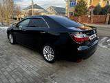 Toyota Camry 2015 года за 11 700 000 тг. в Актобе – фото 4