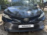 Toyota Camry 2018 года за 14 000 000 тг. в Атырау