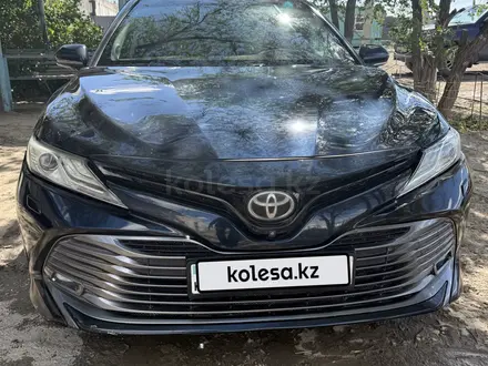 Toyota Camry 2018 года за 14 000 000 тг. в Атырау