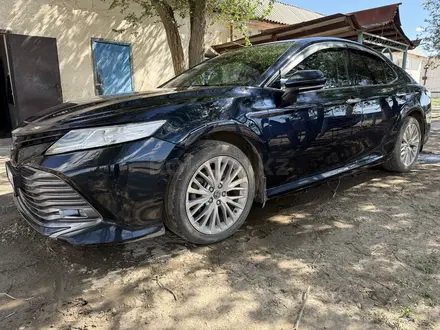 Toyota Camry 2018 года за 14 000 000 тг. в Атырау – фото 2