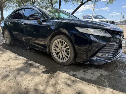 Toyota Camry 2018 года за 14 000 000 тг. в Атырау – фото 3