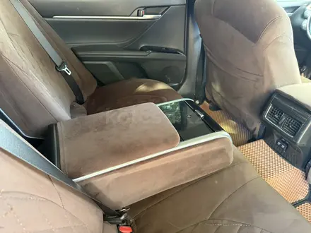 Toyota Camry 2018 года за 14 000 000 тг. в Атырау – фото 6