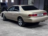Toyota Camry 2000 года за 3 000 000 тг. в Астана – фото 2