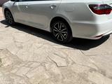 Toyota Camry 2017 года за 14 500 000 тг. в Атырау – фото 3