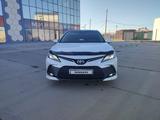 Toyota Camry 2022 года за 13 000 000 тг. в Атырау – фото 2