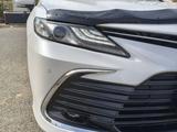 Toyota Camry 2022 года за 13 000 000 тг. в Атырау – фото 2