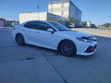 Toyota Camry 2022 года за 13 000 000 тг. в Атырау – фото 4