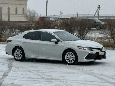 Toyota Camry 2022 года за 12 900 000 тг. в Актобе – фото 4