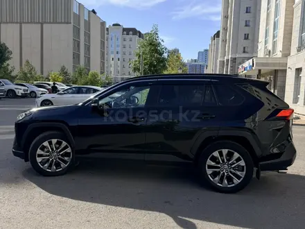 Toyota RAV4 2022 года за 15 450 000 тг. в Астана – фото 3