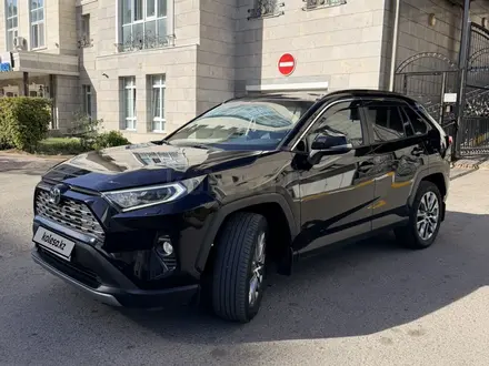 Toyota RAV4 2022 года за 15 450 000 тг. в Астана – фото 2