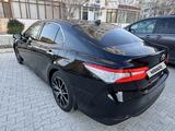 Toyota Camry 2020 года за 15 800 000 тг. в Актау – фото 3