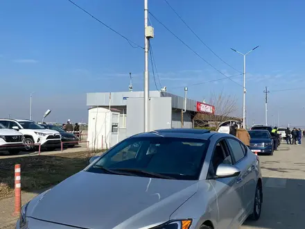Hyundai Elantra 2018 года за 6 200 000 тг. в Актау – фото 2