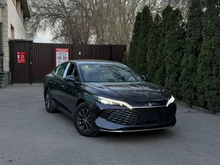 BYD Qin L DM-i 2025 года за 9 690 000 тг. в Алматы – фото 4