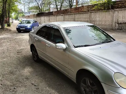 Mercedes-Benz C 240 2000 года за 3 100 000 тг. в Караганда – фото 4