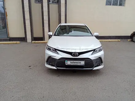 Toyota Camry 2023 года за 18 500 000 тг. в Тараз – фото 2