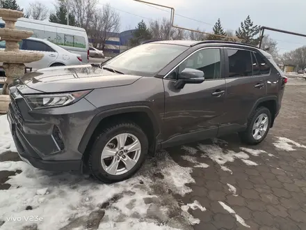 Toyota RAV4 2021 года за 14 200 000 тг. в Алматы