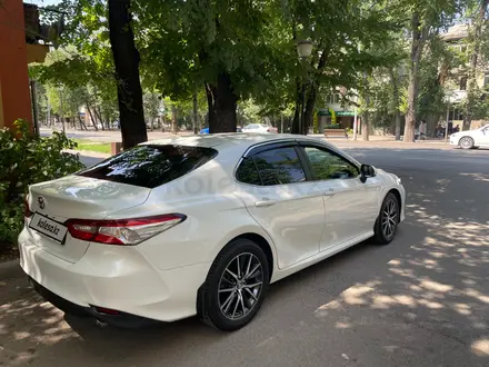 Toyota Camry 2019 года за 15 200 000 тг. в Алматы – фото 2
