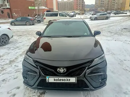 Toyota Camry 2021 года за 13 100 000 тг. в Астана