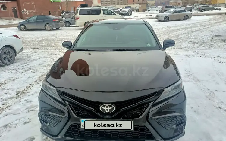 Toyota Camry 2021 года за 13 100 000 тг. в Астана