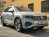 Volkswagen Touareg 2018 года за 25 700 000 тг. в Алматы