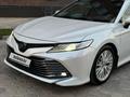 Toyota Camry 2021 года за 15 200 000 тг. в Караганда – фото 2